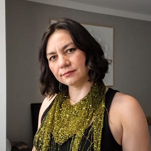 Handgjord olivgrön paljetttriangulär halsduk med fransar – Elegant kvällsaccessoar, storlek M