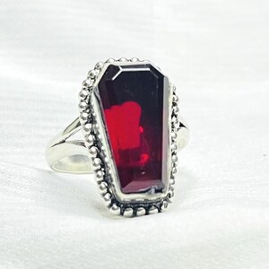 Peut inclure: Une tasse en céramique blanche avec une anse noire et l'inscription "But First, Coffee" en noir, dans une police manuscrite. La tasse est posée sur une surface blanche.