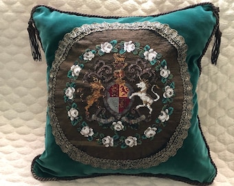 Escudo de armas real Antiguo con cuentas punta de aguja heráldica familia crest almohada