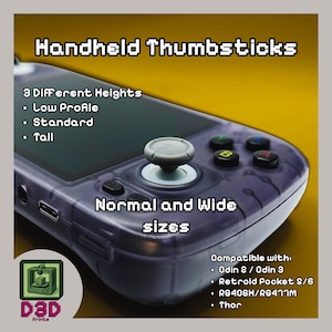 Może przedstawiać: Biały ceramiczny kubek z czarnym uchwytem i napisem "But First, Coffee" czarną, pogrubioną czcionką. Kubek stoi na drewnianej powierzchni. Kubek ma około 10 cm wysokości.