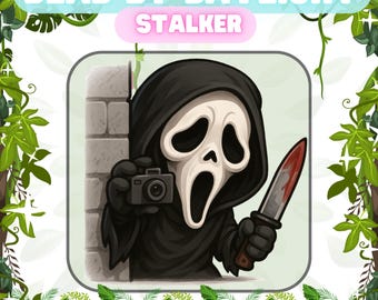 Op de afbeelding: Illustratie van het personage Stalker uit Dead by Daylight. Het personage draagt een zwarte capuchon en een wit masker met grote openingen voor ogen en mond. De figuur houdt een camera en een bebloed mes vast.