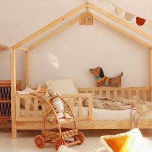 Peut inclure: Une tasse en céramique blanche avec une anse noire et le texte "But First, Coffee" en noir, dans une police manuscrite. La tasse est posée sur une surface blanche.