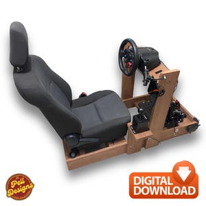 Peut inclure: Un simulateur de course en bois avec un siège de voiture noir, un volant et un levier de vitesses. Le simulateur a un cadre en bois et est conçu pour le téléchargement numérique. L'image comprend le logo "Pell Designs".