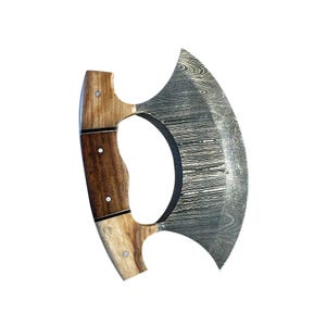 Op de afbeelding: Een Damascus stalen hakmes met een gebogen lemmet en een houten handvat. De handgreep is gemaakt van twee soorten hout, met een donker houten gedeelte in het midden. Het lemmet heeft een uniek patroon.