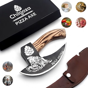 Könnte beinhalten: Eine schwarze Pizza-Axt mit Holzgriff und brauner Lederscheide. Die Axtklinge hat ein weißes Grafikdesign und Text. Auf der Box steht "Chilgoza Pizza Axe".