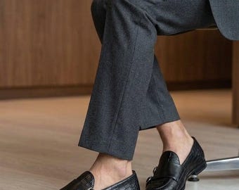 Handgemaakte zwarte loafers met krokodillenreliëf voor heren - instappers van exotisch kalfsleer