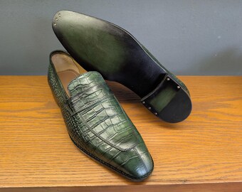 Handgemaakte groene penny loafers van kalfsleer met krokodillenprint | Ambachtelijk gestikte nette schoenen