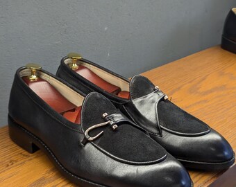Handgemaakte zwarte kalfsleer- en suède-loafers voor heren | Luxe instappers met metalen accenten