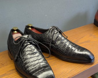 Handgemaakte zwarte derbyschoenen van kalfsleer met krokodillenreliëf voor heren - geklede schoenen