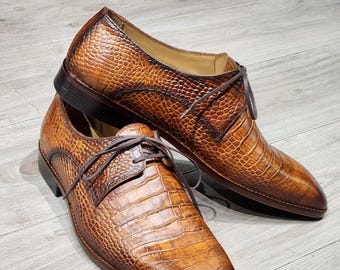 Handgemaakte mosterdbruine leren derbyschoenen met krokodillenreliëf | Luxe Italiaanse stijl
