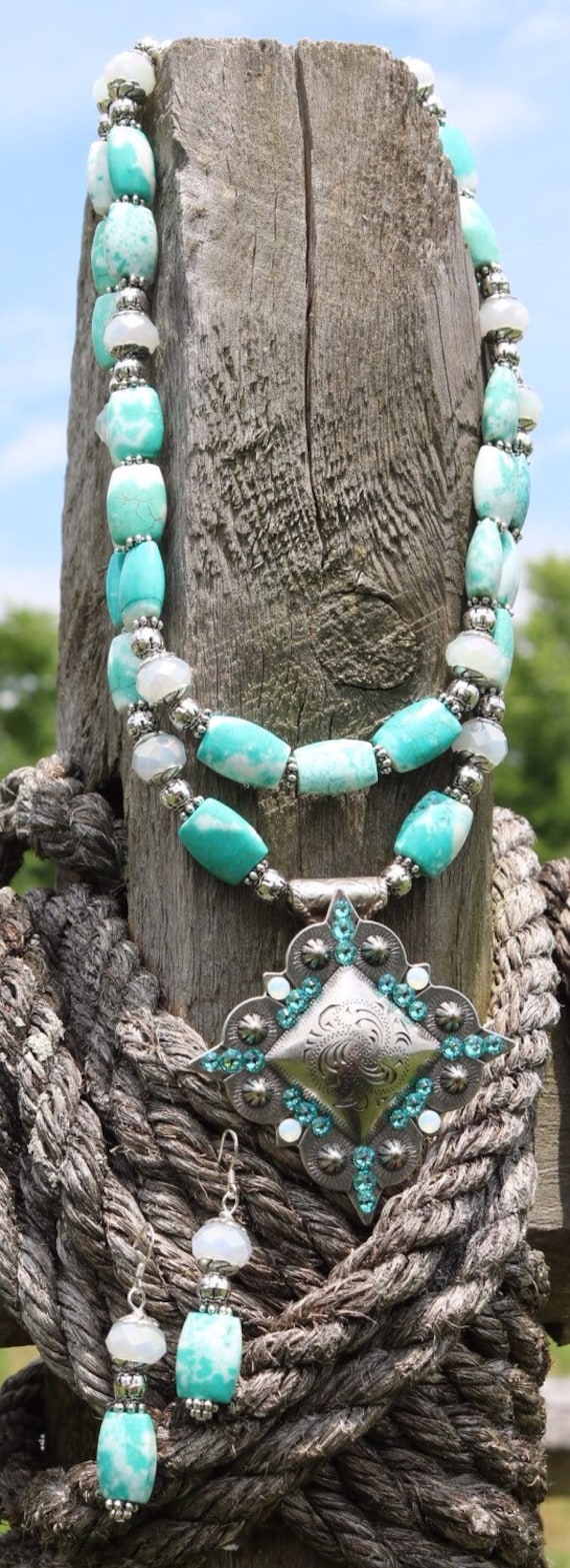 SET - Western Rodeo Cowgirl Turquoise & White Mixed Howlite  display picture 1