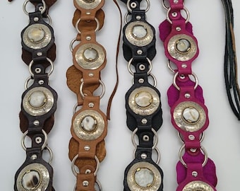 Cinturón hippie de cuero marroquí, hebilla de bronce, cinturón trenzado hecho a mano, cinturón de cuero con conchos y anillos de latón • Cintura ajustable para festivales