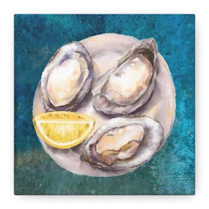 Könnte beinhalten: Eine Illustration von drei Austern auf einem weißen Teller mit einer Zitronenspalte. Die Austern sind geöffnet und zeigen ihr cremiges Inneres. Der Hintergrund ist ein strukturierter türkisfarbener Farbton.