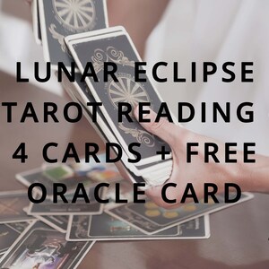 Könnte beinhalten: Eine Hand hält ein Tarotkarten-Deck mit dem Text "LUNAR ECLIPSE TAROT READING - 4 CARDS + FREE ORACLE CARD" auf einem Holztisch mit anderen ausgebreiteten Tarotkarten.