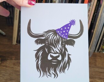 Tarjeta de felicitación de cumpleaños con estampado de vaca de las Tierras Altas en linóleo.