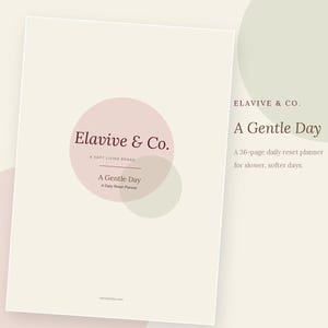 Op de afbeelding: Een 36-pagina tellende dagplanner getiteld A Gentle Day van Elavive & Co. De omslag heeft een crèmekleurige achtergrond met overlappende zachtroze en saliegroene cirkels, donkerbruine tekst en de ondertitel A Daily Reset Planner for slower, softer days.
