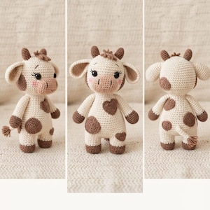 Peut inclure: Une peluche vache au crochet en fil couleur crème avec des taches marron, un écusson en forme de cœur sur la poitrine, de petites cornes et des traits du visage brodés incluant des joues roses. Le jouet est présenté sous trois angles.