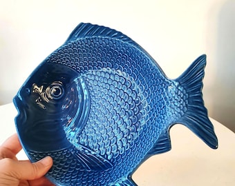 Zabytkowy portugalski talerz do serwowania ryb – ręcznie malowany niebieski ceramiczny talerz, ceramika z Faiobidos Coastal, połowa XX wieku