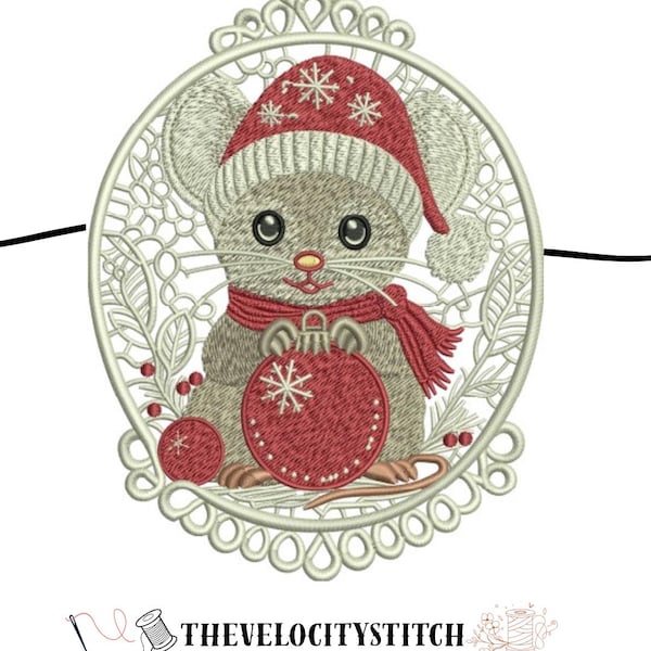Op de afbeelding: Een ovaal machinaal borduurontwerp met een grijze muis die een rood-witte wintermuts en sjaal draagt. De muis houdt een rode kerstbal met een witte sneeuwvlok vast. De rand is van crèmekleurig kant. Tekst: THEVELOCITYSTITCH.