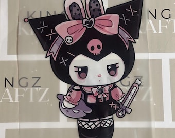 DTF Transfer | Gothic Kawaii inspiriertes Design | Schwarz und Pink Heat Press Grafik | Niedlicher Punk Charakter mit Messer & Tasche zum Aufbügeln für Shirts