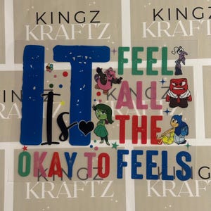 Può includere: Un adesivo rettangolare trasparente con la scritta "IT IS OKAY TO FEEL ALL THE FEELS" in vari colori. L'adesivo presenta personaggi dei cartoni animati ed elementi decorativi. Il marchio "KINGZ KRAFTZ" è visibile.