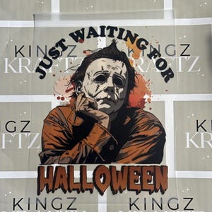 Pode incluir: Gráfico temático de Halloween com um personagem com uma máscara branca e o texto "JUST WAITING FOR HALLOWEEN". O personagem está usando uma jaqueta laranja e tem uma expressão pensativa. O design tem um visual vintage, ligeiramente desgastado.