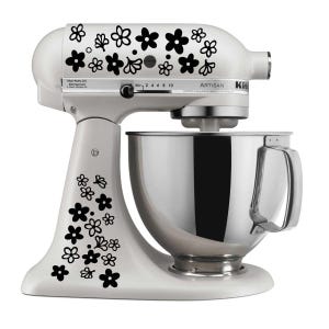 Puede incluir: Una batidora de pie KitchenAid Artisan blanca con un cuenco de acero inoxidable. La batidora está decorada con calcomanías florales negras. El texto "Max Watts 125 KitchenAid" y "Stir 2 4 6 8 10 ARTISAN Kit" es visible.