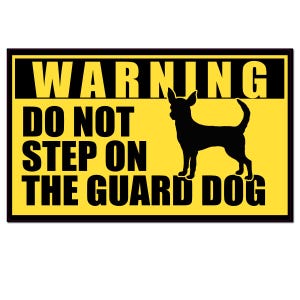 Puede incluir: Un letrero rectangular con borde negro y fondo amarillo. El texto "WARNING DO NOT STEP ON THE GUARD DOG" está en negro, en negrita. Una silueta negra de un perro está en el lado derecho del letrero.