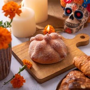 Pan de Muerto Candle, Day of the Dead Bread Candle, Día de los Muertos Decorative Food Candle, Ofrenda Decor, Unique Mexican Holiday Gift