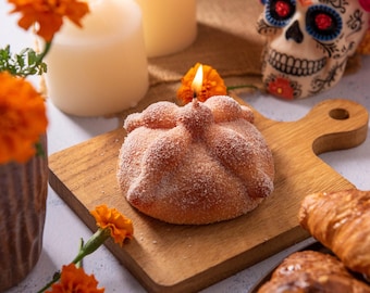 Pan de Muerto Candle, Day of the Dead Bread Candle, Día de los Muertos Decorative Food Candle, Ofrenda Decor, Unique Mexican Holiday Gift
