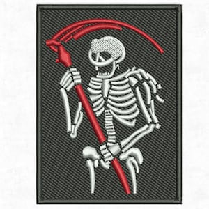 Op de afbeelding: Geborduurde patch met een wit skelet dat een rode zeis vasthoudt op een zwarte achtergrond. Het skelet toont ribben en botten. De patch is rechthoekig en heeft een getextureerde uitstraling.