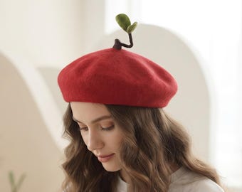 Wollen vilten baret met taugé, handgemaakte taupe-rode Franse muts, speelse kawaii cottagecore wintermuts voor dames en meisjes, cadeau voor plantenliefhebbers