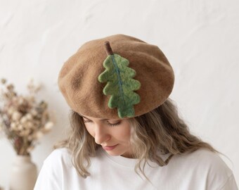 Baret van wolvilt met eikenbladapplicatie, handgemaakte herfstmuts met eikelmotief, cottagecore bosmuts, cadeau voor natuurliefhebbers, hoofddeksel voor herfst en winter.