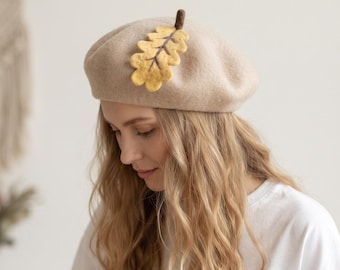 Baret van wolvilt met eikenbladapplicatie, handgemaakte herfstmuts met eikelmotief, cottagecore bosmuts, cadeau voor natuurliefhebbers, hoofddeksel voor herfst en winter.