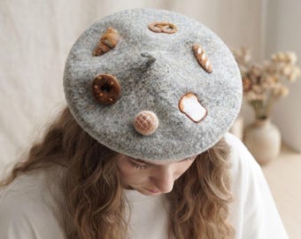 Handgemaakte wollen vilten bakkersbaret met croissant-, pretzel- en donutbedeltjes, schattige kawaii Franse cottagecore wintermuts voor dames, cadeau voor foodies