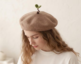 Wollen vilten baret met taugé, handgemaakte taupe-rode Franse muts, speelse kawaii cottagecore wintermuts voor dames en meisjes, cadeau voor plantenliefhebbers