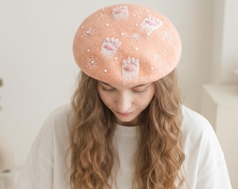 Geborduurde wollen baret met kattenpootjes, schattige wintermuts met sneeuwvlokjes, handgemaakte vilten muts met parels, gezellig perzikkleurig kerstcadeau voor kattenliefhebbers