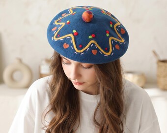 Handgemaakte wollen vilten baret met bloemenborduurwerk en pompon, warme wintermuts in marineblauw, boho cottagecore-stijl, perfect kerstcadeau voor haar.