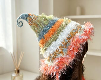 Fuzzy Fairycore elfenhoed, handgemaakte gehaakte heksenhoed van namaakbont, pluizige veelkleurige pom pom beanie, Cottagecore winter Wizard pet, fantasiecadeau
