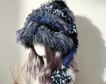 Fuzzy blauwe handgemaakte gehaakte heksenhoed, grillige Fairycore lange staart tovenaarshoed, Goth pluizige donkere elfenhoed, dikke boho middernacht Slouchy hoed