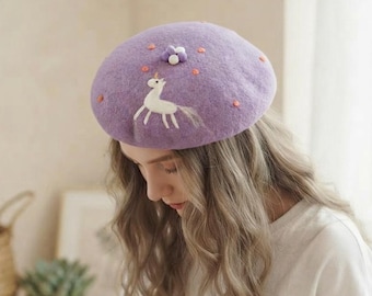 Paarse eenhoorn wollen vilten baret, handgemaakte naaldvilt Franse hoed, schattige feeënmuts met pompon, winterverjaardagscadeau voor meisjes en vrouwen