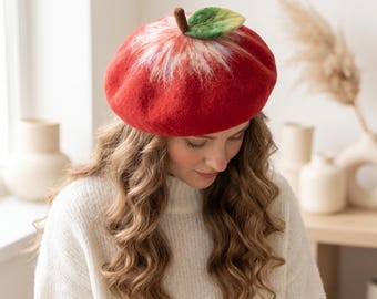 Rode appel baret van merinowolvilt, handgemaakte fruitmuts, speelse cottagecore baret, gezellige herfstboomgaard fotoprop, muts als cadeau voor een leraar