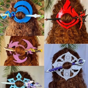 Può includere: Una collezione di accessori per capelli fatti a mano, tra cui forcine e fermagli decorativi. I disegni presentano varie forme e colori, come una luna crescente blu, una fiamma rossa e un'ala stilizzata viola. Questi accessori per capelli sono progettati per essere inseriti nei capelli.
