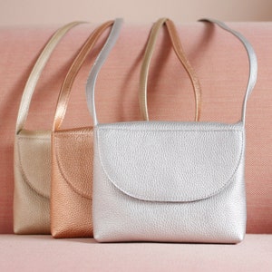 Sac à main en cuir métallisé argenté