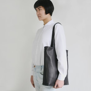 Classic leather tote with zipper, black leather