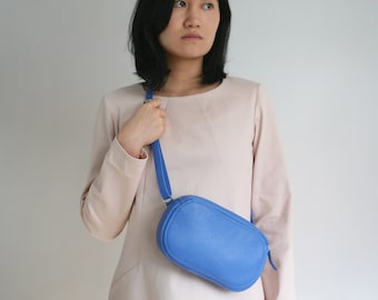 Crossbody Zip Bag OVAL Cornflower Blue, 4 colores disponibles, Bolso pequeño de cuero, Bolso bandolera, Bolso pequeño Cross Body, Bolso Crossbody