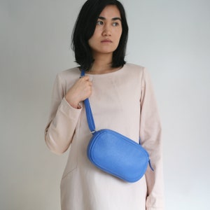 Sac à bandoulière zippé OVAL Bleu bleuet, petit sac à main en cuir, sac à bandoulière