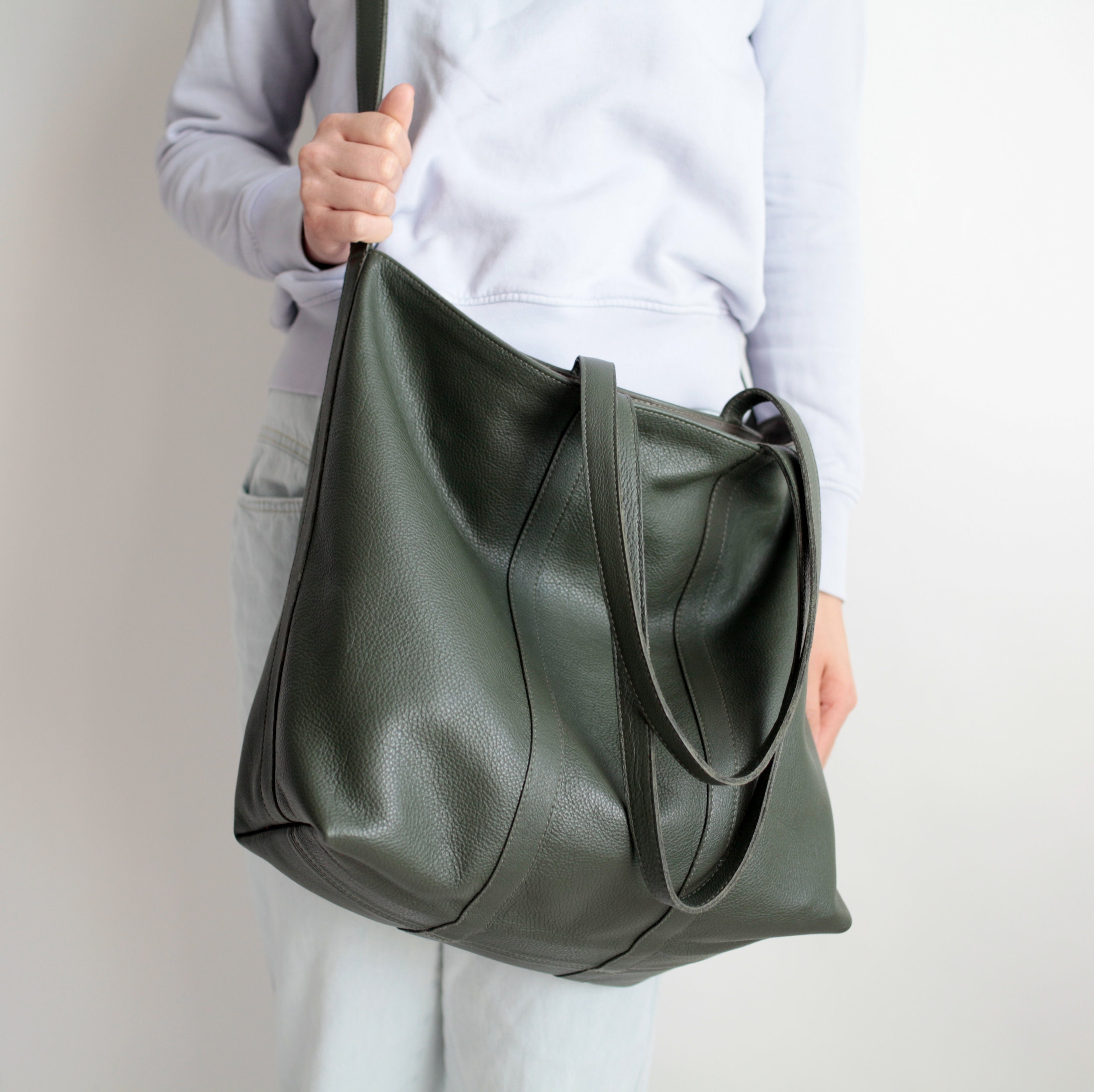 dunkelbraune bedruckte Shopper Tasche aus Leder von Louis Vuitton, €977, farfetch.com