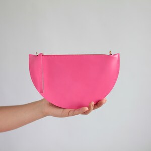 Mini bolso de mano de media luna en rosa llamativo, bolso de cuero, bolso de noche, bolso de novia