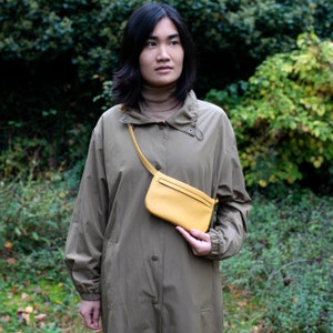 Flache Gürteltasche echt Leder Senfgelb, kleine Hüfttasche mit Gürtel